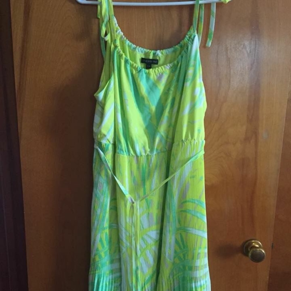 BNWOT Summer dress with tie straps!